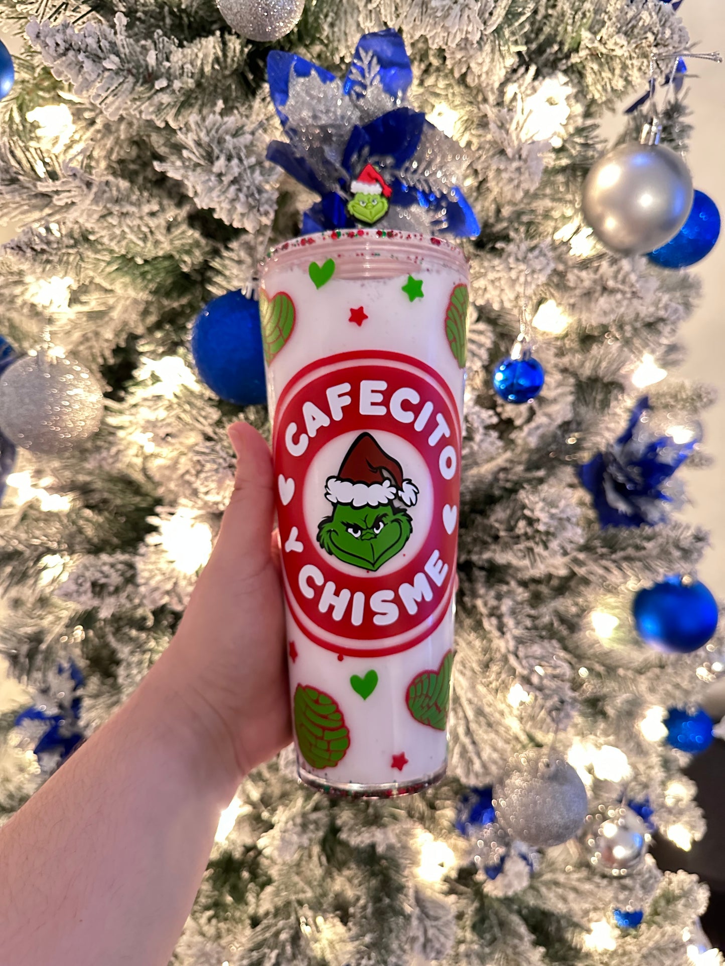 Vaso Grinch Cafecito y Chisme Snowglobe